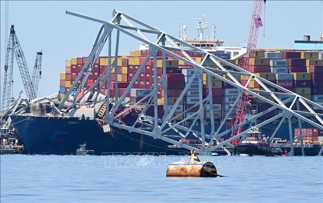 Hiện trường vụ sập cầu Francis Scott Key ở thành phố Baltimore, bang Maryland (Mỹ), sau khi bị tàu chở hàng đâm trúng, ngày 26/4/2024. Ảnh: AFP/TTXVN