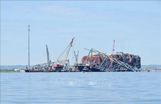 Hiện trường vụ sập cầu Francis Scott Key ở thành phố Baltimore, bang Maryland (Mỹ), sau khi bị tàu chở hàng đâm trúng, ngày 26/4/2024. Ảnh: AFP/TTXVN