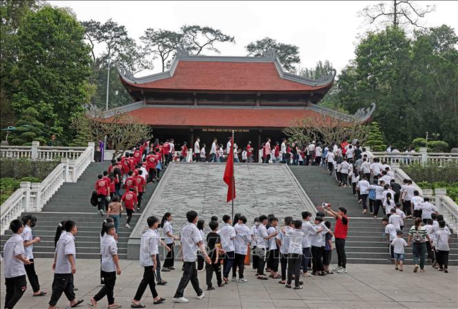 Học sinh Thủ đô Hà Nội và các tỉnh lân cận trước nhà tưởng niệm Chủ tịch Hồ Chí Minh trong khu di tích K9. Ảnh: Trần Việt - TTXVN
