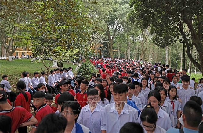 Rất đông các em học sinh Thủ đô Hà Nội và các tỉnh lân cận đến với khu di tích K9. Ảnh: Trần Việt - TTXVN