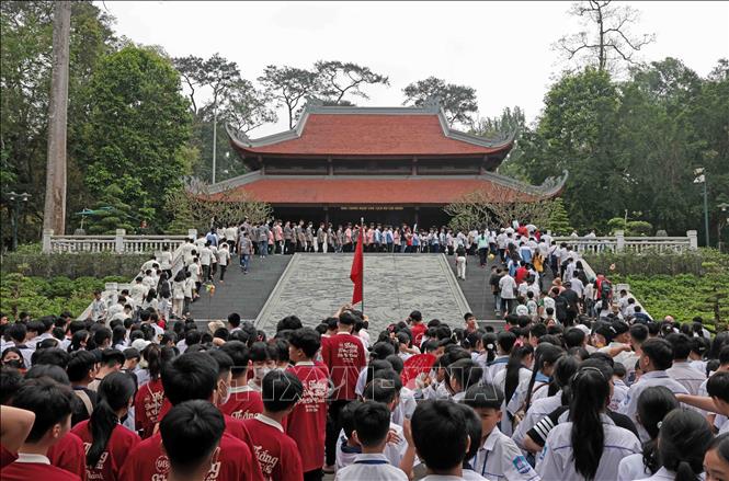 Học sinh Thủ đô Hà Nội và các tỉnh lân cận trước nhà tưởng niệm Chủ tịch Hồ Chí Minh trong khu di tích K9. Ảnh: Trần Việt - TTXVN