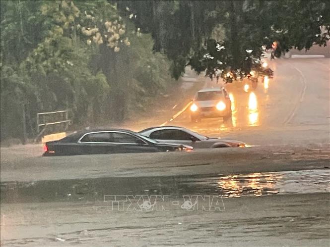 (Tư liệu) Cảnh ngập lụt sau những trận mưa lớn tại Dallas, Texas, Mỹ. Ảnh: AFP/TTXVN