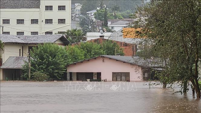 Cảnh ngập lụt sau những trận mưa lớn tại Encantado, bang Rio Grande do Sul, Brazil, ngày 1/5/2024. Ảnh: AFP/TTXVN