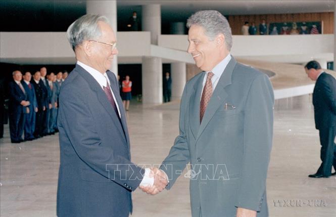 Tổng thống Brazil Fernando Henrique Cardoso nồng nhiệt chào đón Chủ tịch nước Lê Đức Anh thăm chính thức Brazil, tháng 10/1995. Ảnh: Cao Phong – TTXVN