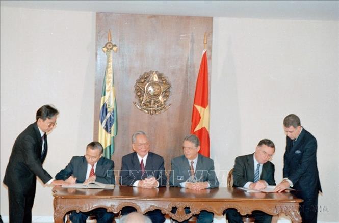 Nhân chuyến thăm chính thức Brazil, tháng 10/1995, Chủ tịch nước Lê Đức Anh và Tổng thống Brazil Fernando Henrique Cardoso chứng kiến Lễ ký kết Bản thỏa thuận hợp tác kinh tế, văn hóa giữa hai nước. Ảnh: Cao Phong - TTXVN
