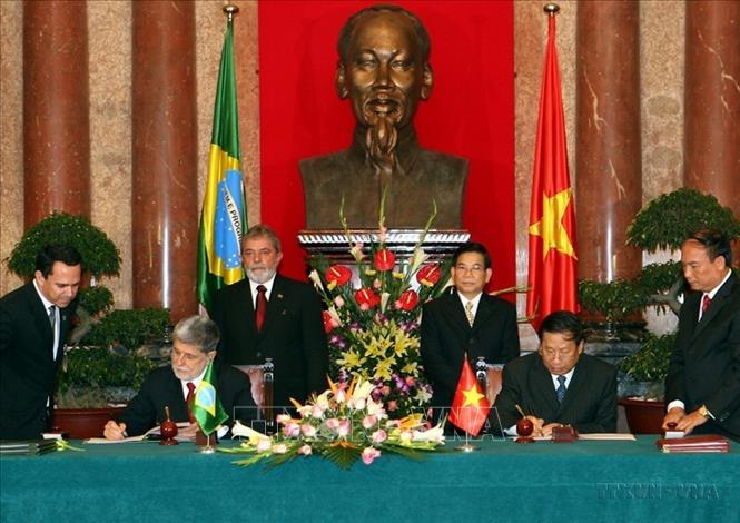 Chủ tịch nước Nguyễn Minh Triết và Tổng thống Brazil Luiz Inácio Lula da Silva chứng kiến Lễ ký Bản ghi nhớ về việc thành lập Uỷ ban hỗn hợp giữa Chính phủ hai nước trong chuyến thăm chính thức Việt Nam (2008). Ảnh: Nguyễn Khang - TTXVN