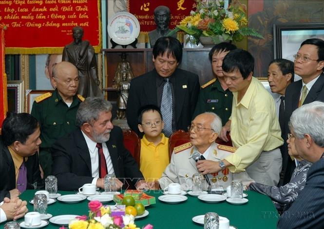 Tổng thống Brazil Luiz Inácio Lula da Silva thăm Đại tướng Võ Nguyên Giáp tại nhà riêng ở Hà Nội, trong chuyến thăm chính thức Việt Nam (2008). Ảnh: Nhan Sáng - TTXVN