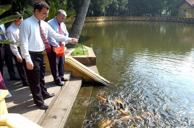Trưởng Ban Đối ngoại Trung ương Đảng Lao động Brazil Valter Pomar thăm ao cá Bác Hồ trong Phủ Chủ tịch (2007). Ảnh: Nguyễn Dân - TTXVN
