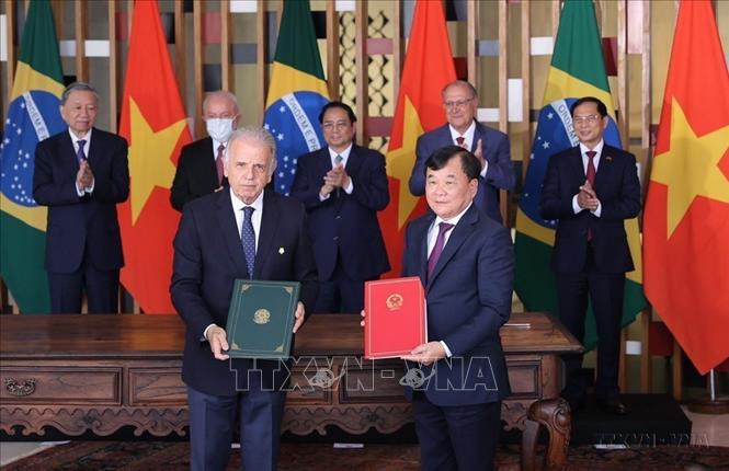 Thủ tướng Phạm Minh Chính và Tổng thống Brazil Lula da Silva chứng kiến ký bản ghi nhớ giữa Bộ Quốc phòng và Bộ Quốc phòng Brazil (Brasilia, 2023). Ảnh: Dương Giang-TTXVN