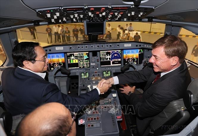 Chủ tịch kiêm Tổng Giám đốc Tập đoàn Embraer Francisco Gomes Neto (phải) cùng Thủ tướng Phạm Minh Chính thăm khu trưng bày các dòng máy bay và cơ sở hạ tầng sản xuất hiện đại của Embraer (Brazil, 2023). Ảnh: Dương Giang-TTXVN