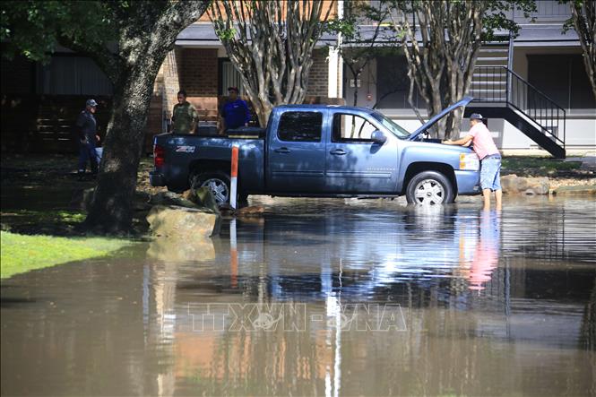 Cảnh ngập lụt sau những trận mưa lớn tại Spring, Texas, Mỹ, ngày 2/5/2024. Ảnh: THX/TTXVN