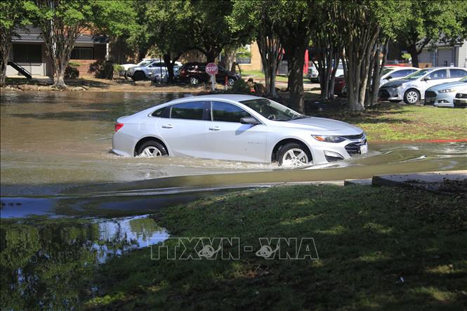 Cảnh ngập lụt sau những trận mưa lớn tại Spring, Texas, Mỹ, ngày 2/5/2024. Ảnh: THX/TTXVN