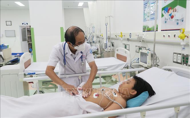 Bé trai trong vụ nghi ngộ độc thực phẩm ở Đồng Nai được điều trị tại Khoa Hồi sức tích cực, Bệnh viện Nhi đồng 1, Thành phố Hồ Chí Minh. Ảnh: Đinh Hằng - TTXVN

