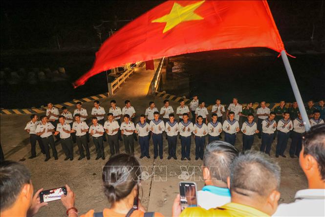 Tối 1/5/2024, các cán bộ, chiến sĩ đảo Trường Sa Lớn tiễn đoàn công tác số 13. Ảnh: Hoàng Hiếu - TTXVN 