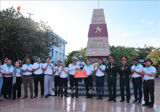 Phó Chủ tịch Thường trực UBND tỉnh Quảng Trị Hà Sỹ Đồng trao 1 tỷ đồng tới chương trình “Xanh hoá Trường Sa” cho Chuẩn đô đốc Phạm Văn Quang. Ảnh: Hoàng Hiếu - TTXVN