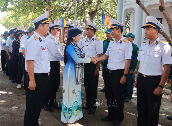 Bí thư Trung đoàn TNCS Hô Chí Minh Nguyễn Phạm Duy Trang thăm hỏi, động viên cán bộ, sĩ quan đảo Trường Sa Lớn. Ảnh: Hoàng Hiếu – TTXVN