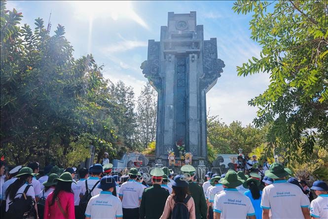 Các đại biểu đoàn công tác số 13 đặt vòng hoa, dâng hương tại Đài tưởng niệm các Liệt sĩ hy sinh tại quần đảo Trường Sa. Ảnh: Hoàng Hiếu - TTXVN