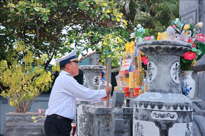 Chuẩn đô đốc Phạm Văn Quang đặt vòng hoa, dâng hương tại Đài tưởng niệm các Liệt sĩ hy sinh tại quần đảo Trường Sa. Ảnh: Hoàng Hiếu - TTXVN
