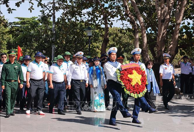 Chuẩn đô đốc Phạm Văn Quang cùng các đại biểu đoàn công tác số 13 đặt vòng hoa, dâng hương tại Đài tưởng niệm các Liệt sĩ hy sinh tại quần đảo Trường Sa. Ảnh: Hoàng Hiếu - TTXVN