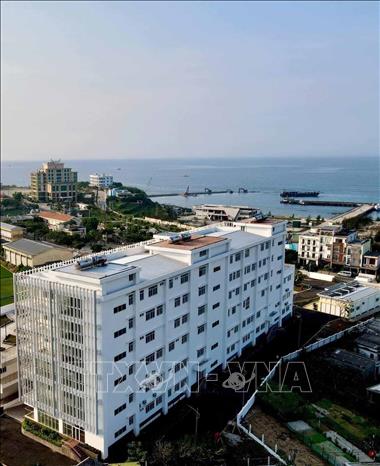 Trung tâm Y tế Quân dân y kết hợp huyện Lý Sơn có quy mô 100 giường bệnh, tổng mức đầu tư 287 tỷ đồng. Ảnh: TTXVN