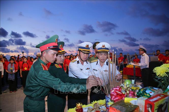 Dâng hương tưởng nhớ các liệt sĩ đã hy sinh được tổ chức trọng thể trên tàu tối 29/4. Ảnh: Hoàng Hiếu - TTXVN