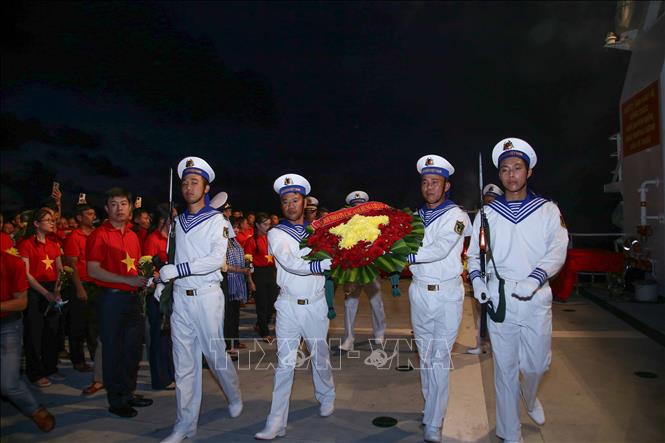 Lễ tưởng niệm, thả hoa tri ân các liệt sĩ hy sinh được tổ chức trọng thể trên tàu tối 29-4. Ảnh: Hoàng Hiếu - TTXVN