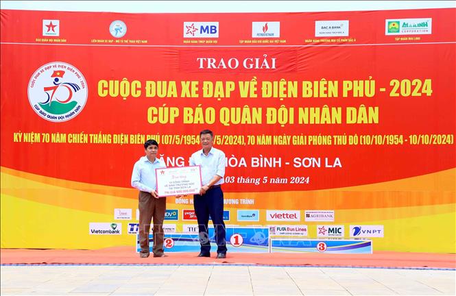 Đại diện các nhà tài trợ trao tiền hỗ trợ xây dựng công trình nhà vệ sinh cho các trường học trên địa bàn tỉnh Sơn La. Ảnh: Quang Quyết-TTXVN
