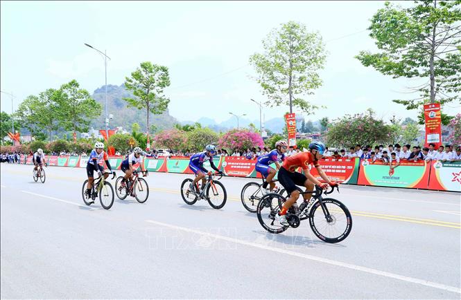 Các vận động viên bứt tốc về đích chặng 3. Ảnh: Quang Quyết-TTXVN