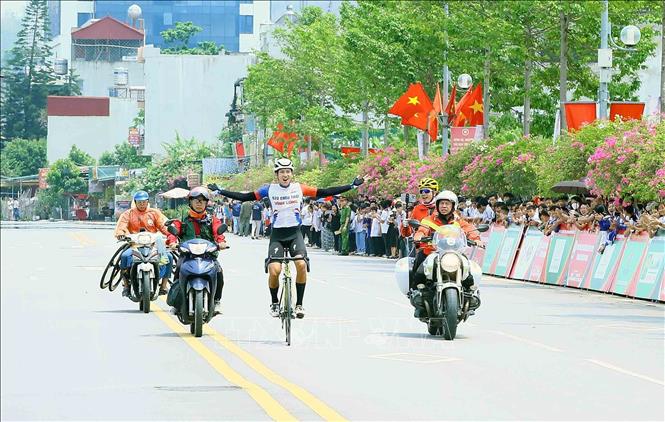 Tay đua Nguyễn Minh Thiện, thuộc đội 620 Châu Thới - Vĩnh Long xuất sắc đoạt áo Vàng chặng 3. Ảnh: Quang Quyết-TTXVN