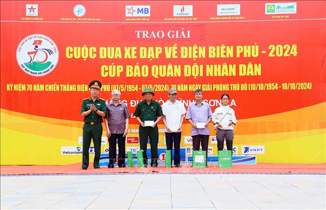 Đại diện Ban Tổ chức trao tặng quà cho các gia đình chính sách. Ảnh: Quang Quyết-TTXVN