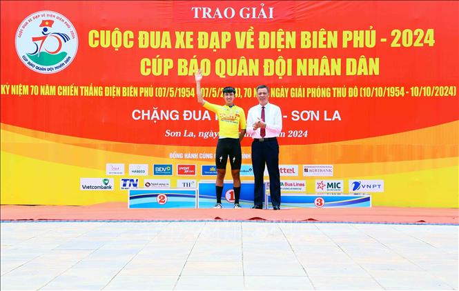 Tay đua Nguyễn Minh Thiện, thuộc đội 620 Châu Thới - Vĩnh Long xuất sắc đoạt áo Vàng chặng 3. Ảnh: Quang Quyết-TTXVN