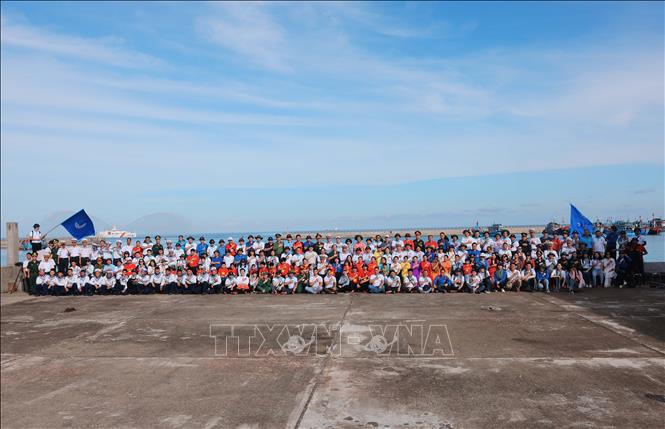 Các đại biểu đoàn công tác số 13 tại đảo Đá Tây A. Ảnh: Hoàng Hiếu - TTXVN