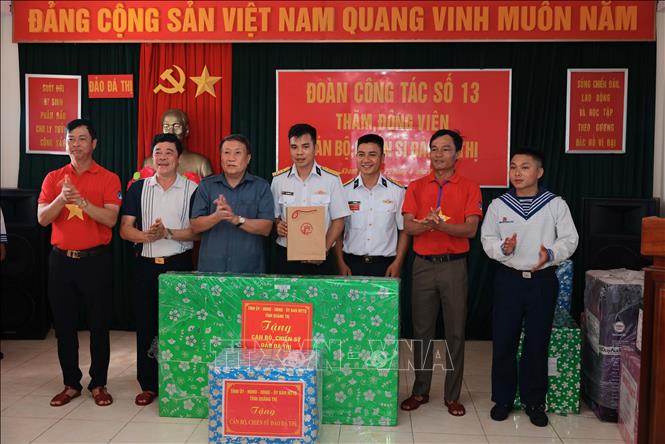 Phó Chủ tịch Thường trực UBND tỉnh Quảng Trị Hà Sỹ Đồng trao quà tại đảo Đá Thị. Ảnh: Hoàng Hiếu – TTXVN