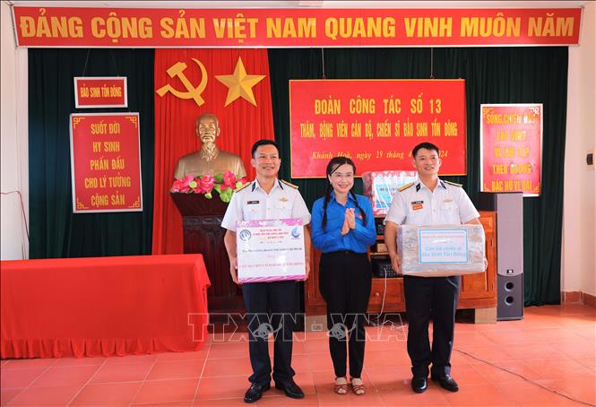 Bí thư Trung ương Đoàn TNCS Hồ Chí Minh Nguyễn Phạm Duy Trang trao quà tại đảo Sinh Tồn Đông. Ảnh: Hoàng Hiếu – TTXVN
