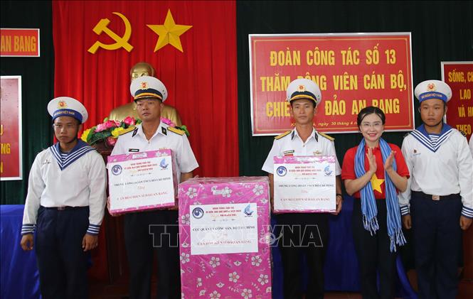 Bí thư Trung ương Đoàn TNCS Hồ Chí Minh Nguyễn Phạm Duy Trang trao quà tại đảo An Bang. Ảnh: Hoàng Hiếu – TTXVN