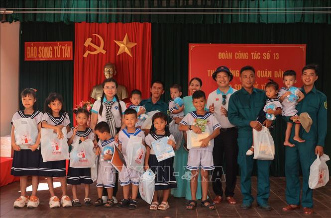 Bí thư Trung ương Đoàn TNCS Hồ Chí Minh Nguyễn Phạm Duy Trang trao quà cho trẻ em đảo Song Tử Tây. Ảnh: Hoàng Hiếu – TTXVN