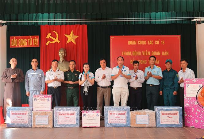 Phó Trưởng ban Thường trực, Ban Tuyên giáo tỉnh uỷ Lạng Sơn Hoàng Văn Tạo tặng quà cho các lực lượng trên đảo Song Tử Tây. Ảnh: Hoàng Hiếu – TTXVN
