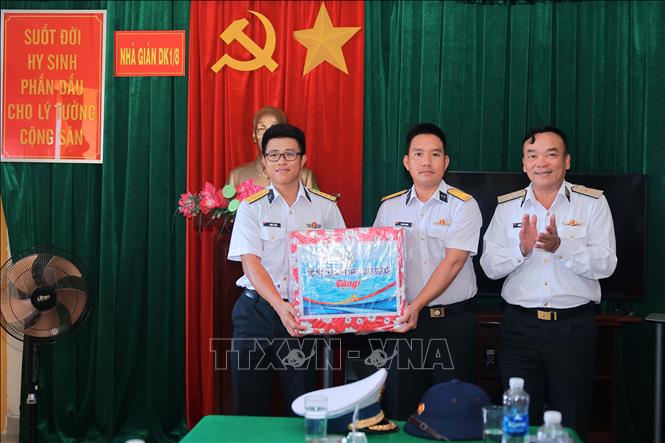 Chuẩn đô đốc Phạm Văn Quang trao quà cho chiến sĩ nhà giàn DK1/8. Ảnh: Hoàng Hiếu – TTXVN
