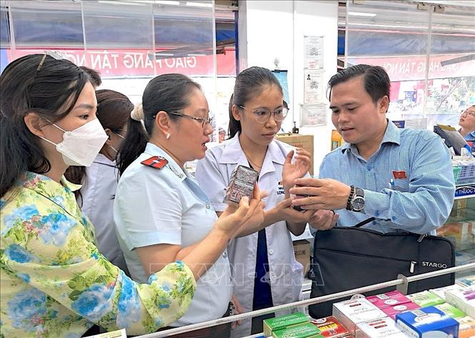 Đoàn giám sát HĐND Thành phố Hồ Chí Minh kiểm tra tại một cơ sở kinh doanh thuốc trên địa bàn quận Tân Phú. Ảnh: Đinh Hằng - TTXVN