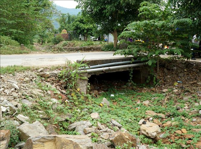 Suối Khe Định (xã Hòa Bắc, huyện Hòa Vang, thành phố Đà Nẵng) đã cạn trơ đáy từ đầu năm nay. Ảnh: Quốc Dũng - TTXVN