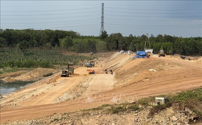 Công ty thủy lợi Đồng Nai đang triển khai dự án cải tạo hồ Sông Mây. Ảnh: Công Phong - TTXVN