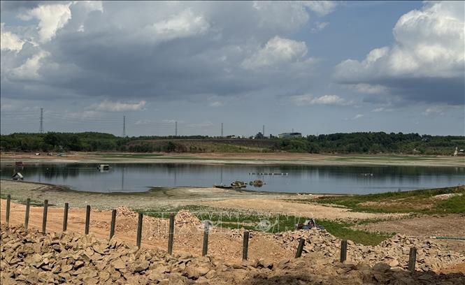 Hồ Sông Mây sau khi vớt hết cá chết. Ảnh: Công Phong - TTXVN