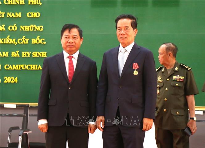 Vietnamese Ambassador to Cambodia Nguyen Huy Tang (L) hands over the Vietnamese State's Friendship Order tp Governor of Phnom Penh Khuong Sreng. VNA Photo: Hoàng Minh 