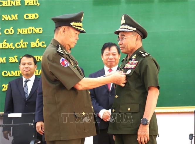 General Mao Sophan, deputy commander of the Royal Cambodian Armed Forces (RCAF) and commander of the Royal Cambodian Army, hands over Vietnam's Friendship Order to a Cambodian officer. VNA Photo: Hoàng Minh 