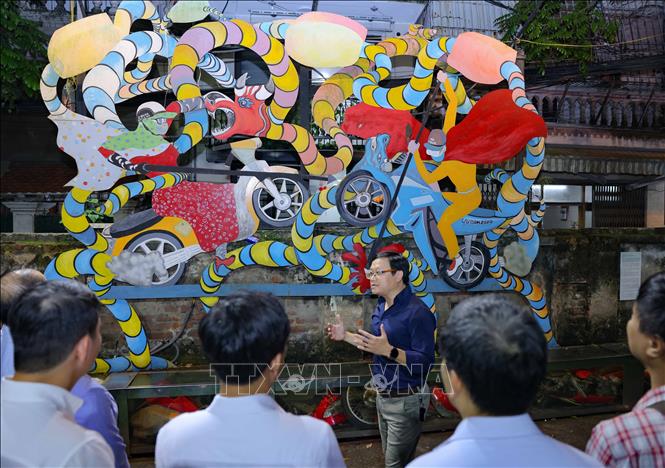 Tour đi bộ đêm trải nghiệm các không gian nghệ thuật công cộng. Ảnh: Thanh Tùng - TTXVN