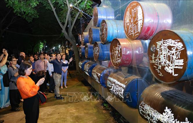 Không gian nghệ thuật công cộng Phúc Tân gắn với thiên nhiên, môi trường, gửi tới thông điệp giảm thiểu rác thải nhựa, sử dụng vật liệu tái chế để bảo vệ môi trường. Ảnh: Thanh Tùng - TTXVN