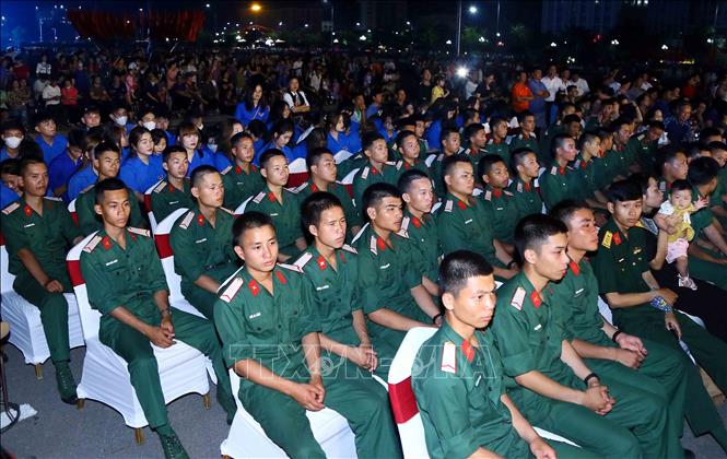 Đoàn viên thanh niên và các chiến sĩ tham dự Chương trình nghệ thuật “Bản hùng ca Sơn La - Tây Bắc”. Ảnh: Quang Quyết – TTXVN