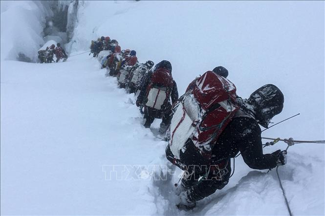 (Tư liệu) Các nhà thám hiểm trong hành trình leo núi Everest ở Nepal ngày 2/6/2021. Ảnh: AFP/TTXVN