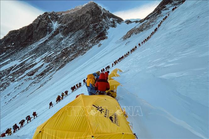 (Tư liệu) Các nhà thám hiểm trong hành trình leo núi Everest ở Nepal ngày 31/5/2021. Ảnh: AFP/TTXVN