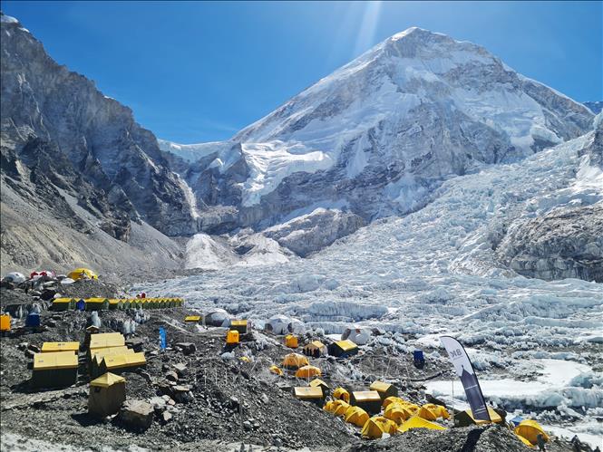(Tư liệu) Lều trại của các nhà thám hiểm trên núi Everest ở Nepal ngày 18/4/2024. Ảnh: AFP/TTXVN